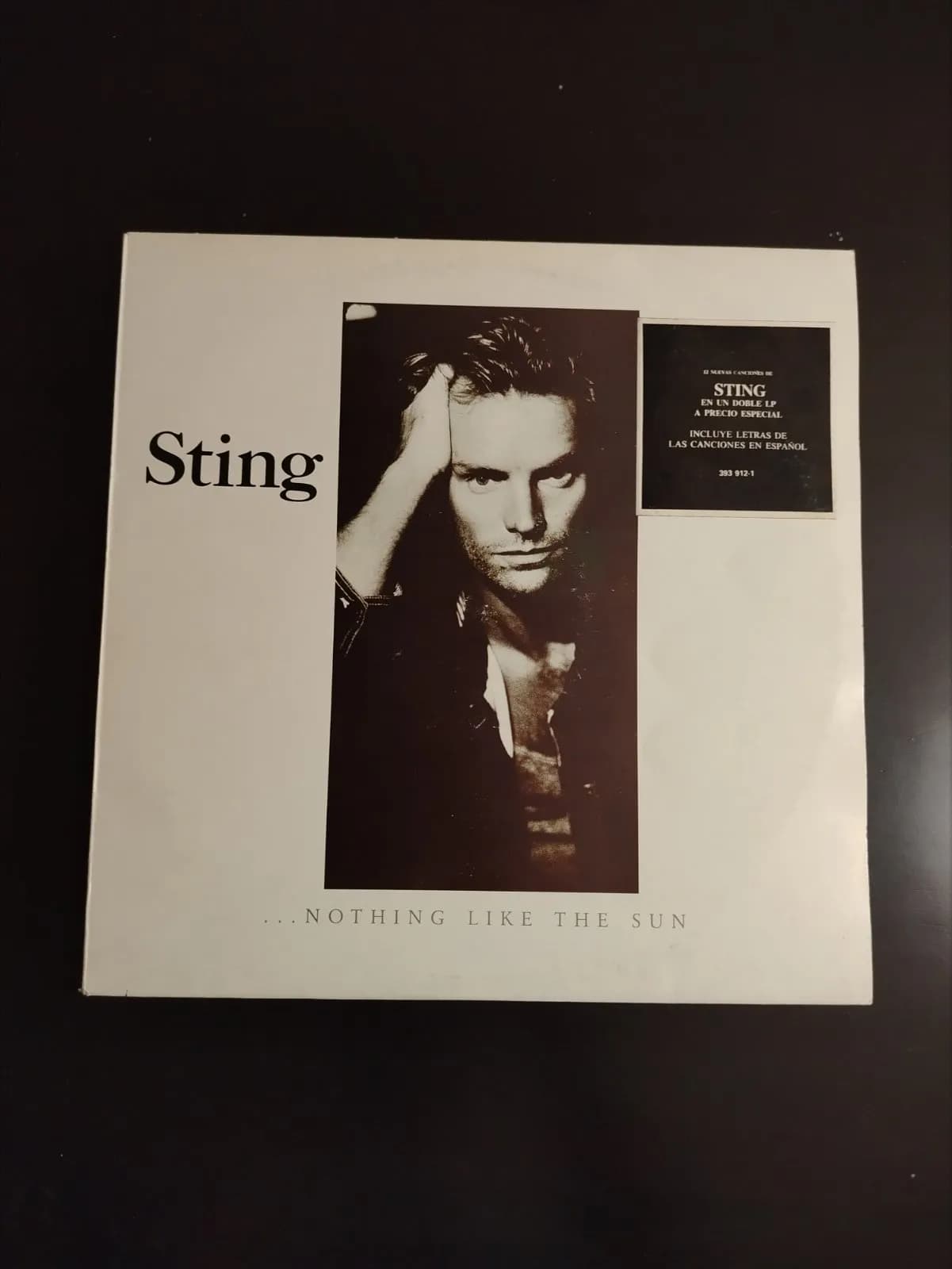 Vinilo doble Sting Nothing Like The Sun, portada con retrato B/N y letras en español.