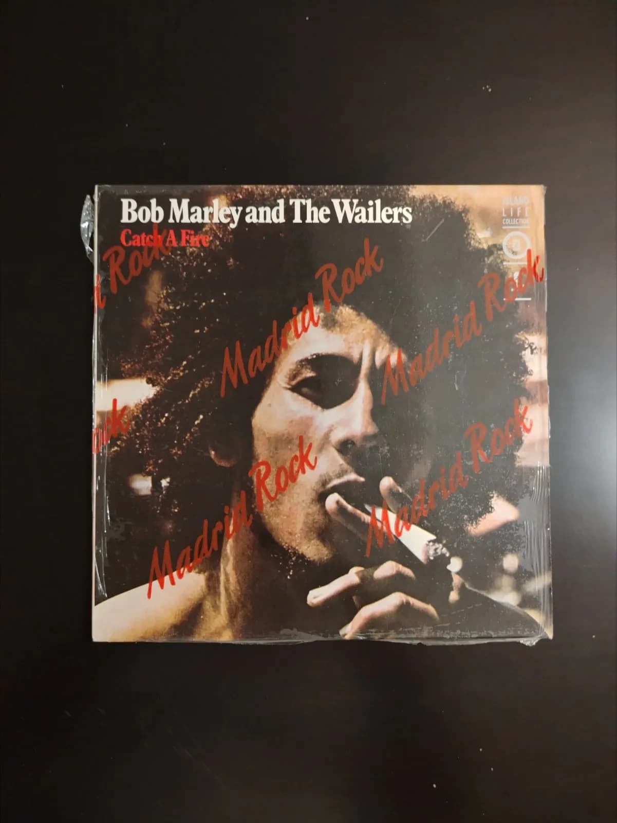 Disco de vinilo de segunda mano Bob Marley Catch A Fire, portada con Marley fumando, marca de agua Madrid Rock.