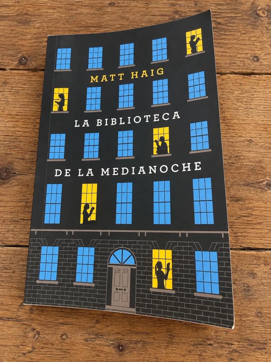 Libro de segunda mano La biblioteca de la medianoche de Matt Haig, con portada de edificio oscuro.