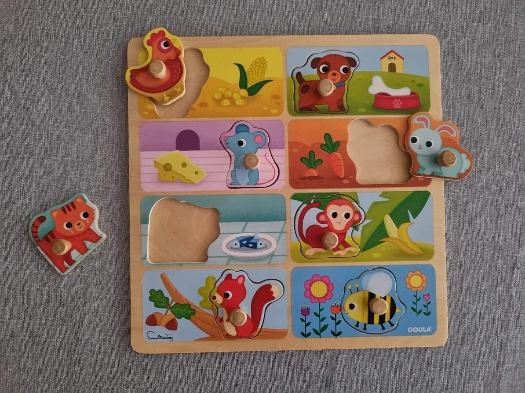 Puzzle de madera infantil de animales de segunda mano con pomos, algunas piezas fuera.