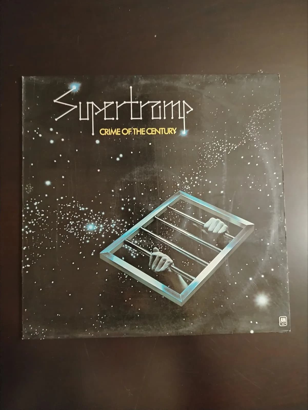 Vinilo Supertramp Crime of the Century: manos tras rejas en un cielo estrellado.