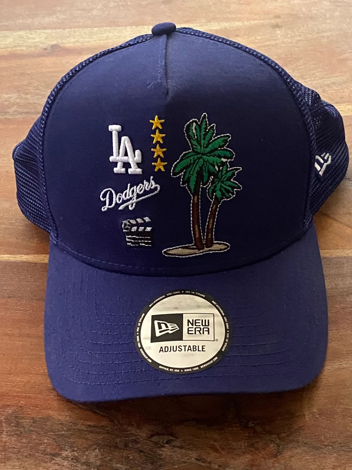 Gorra New Era LA Dodgers azul marino con palmeras, estrellas y claqueta bordadas.