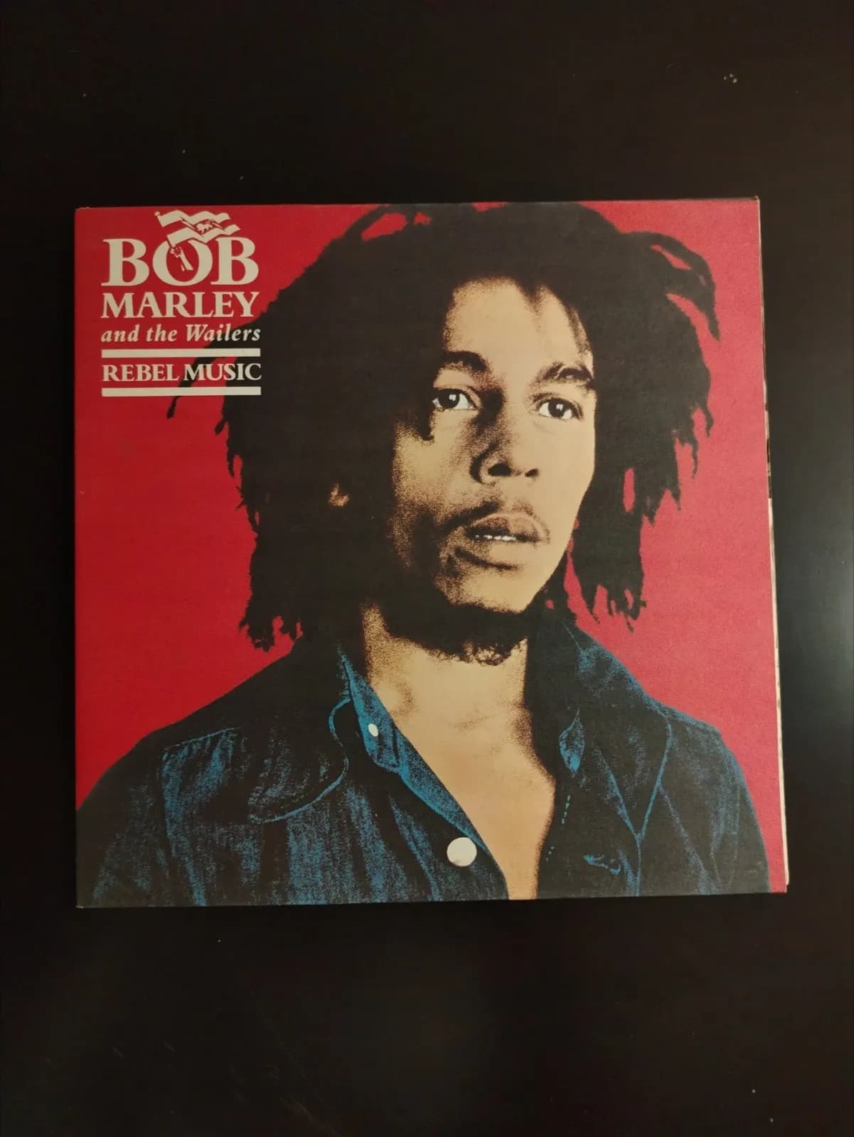 Álbum Bob Marley & The Wailers - Rebel Music, segunda mano, con retrato de Marley en portada roja.