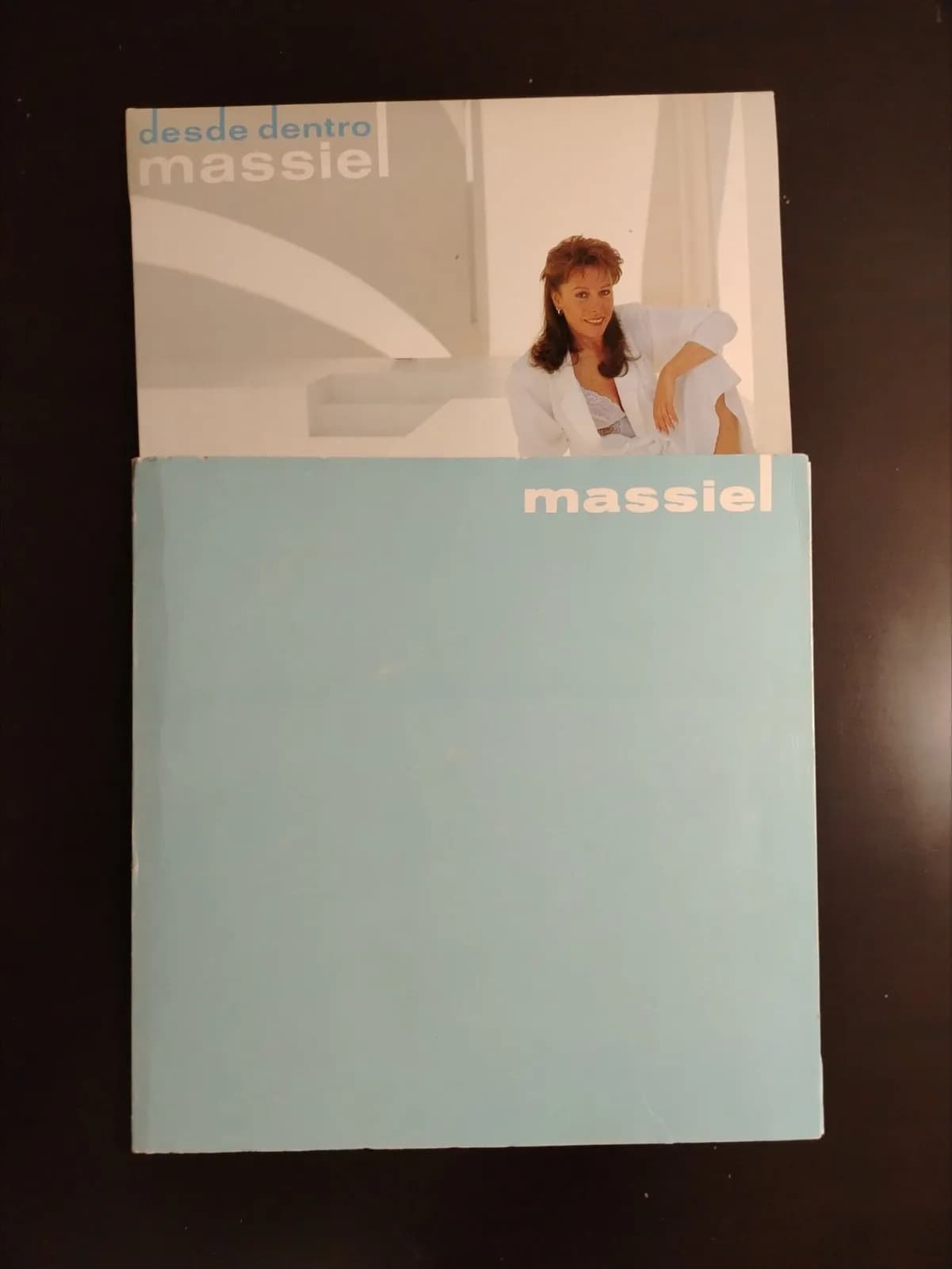 Álbum de Massiel "Desde Dentro" de segunda mano, con dos copias apiladas.