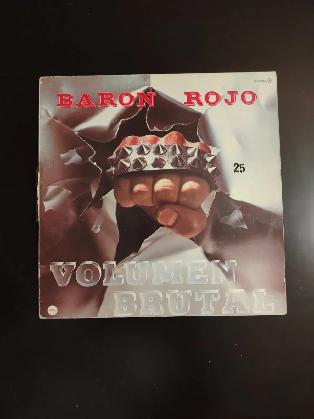Vinilo de segunda mano Barón Rojo - Volumen Brutal. Portada con puño y pulsera de pinchos.